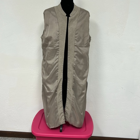 Silk 2-piece tank and jacket - size large and beige in color - by Dialogue - Picture 7 of 9